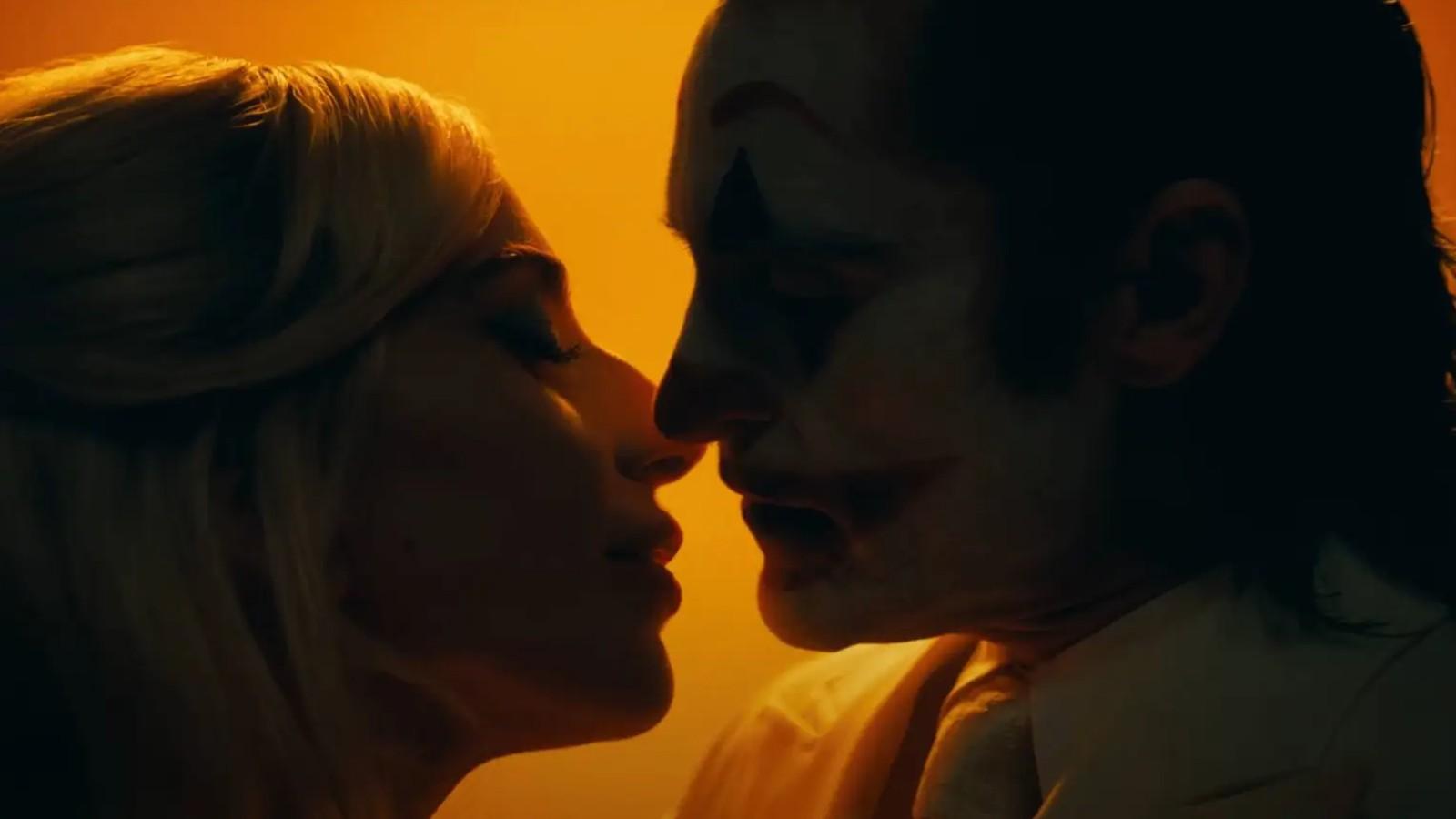 Harley Quinn and Joker sharing a kiss in Folie à Deux.