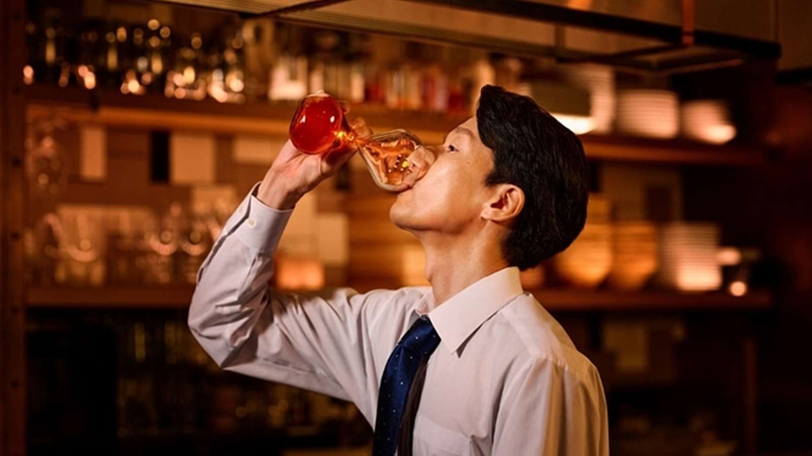 man using the Yukkuri Beer Glass