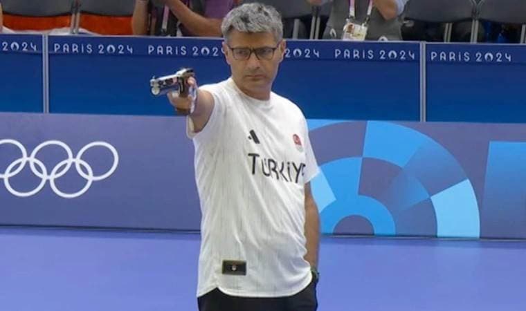 Yusuf Dikeç aiming gun in Summer Paris Olympics 2024