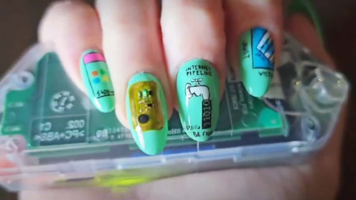 Image of the Def-con nails by @Baybe_Doll on X/Twitter.