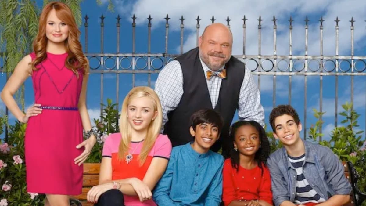 The cast of Jessie