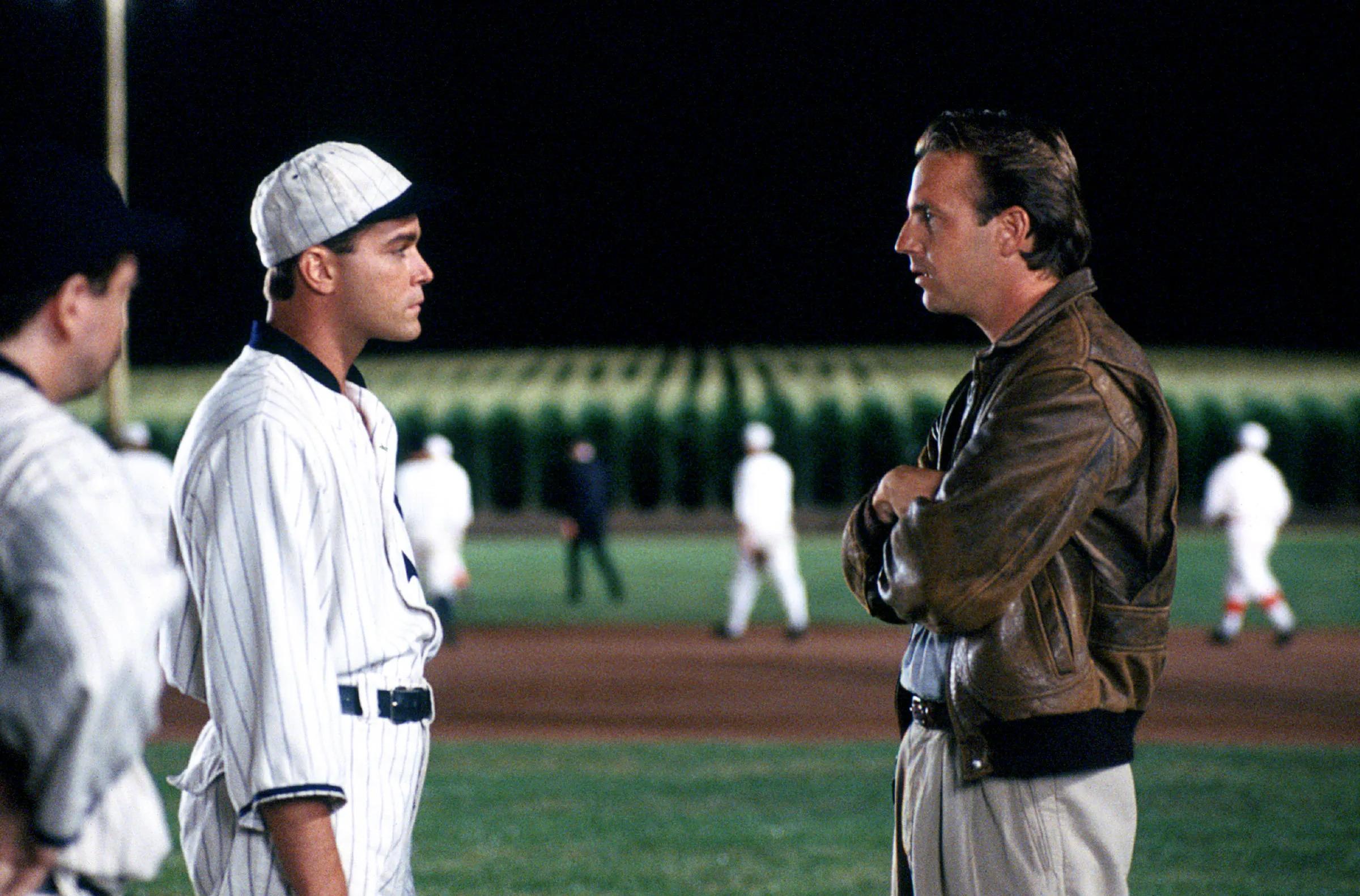 Ray Liotta as Joe Jackson and Kevin Costner as Ray in Field of Dreams