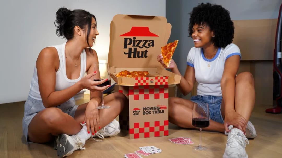 Pizza Hut запускает коробку для пиццы, которая на время переезда превращается в стол