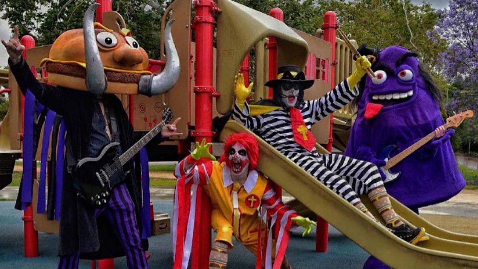 Поклонники музыки ошеломлены вирусной трибьют-группой Mac Sabbath, посвященной теме Макдональдса.