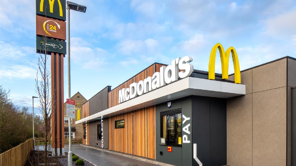 Сотрудник автокассы McDonald’s раскрывает одну привычку, из-за которой вас мгновенно «игнорируют»