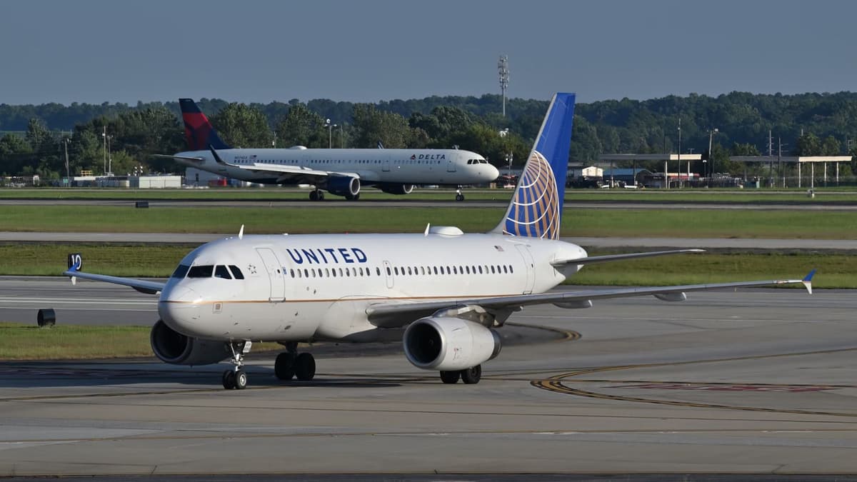 Pilot ‘shocks’ passengers with generous gift during 7-hour delay