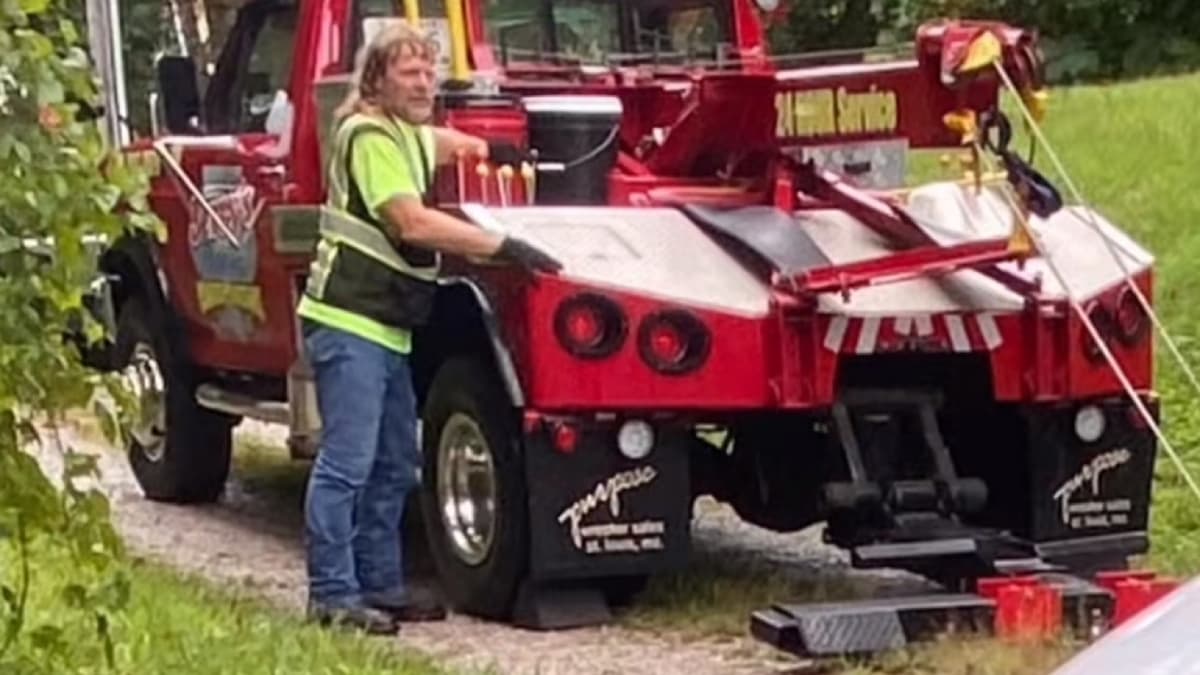 Motorista distraído com vídeos do YouTube acusado de matar homem carregando caminhão de reboque