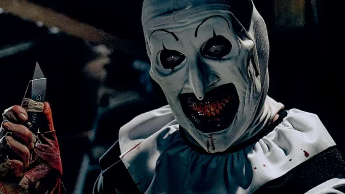 Art the Clown holding up an axe in Terrifier 3.