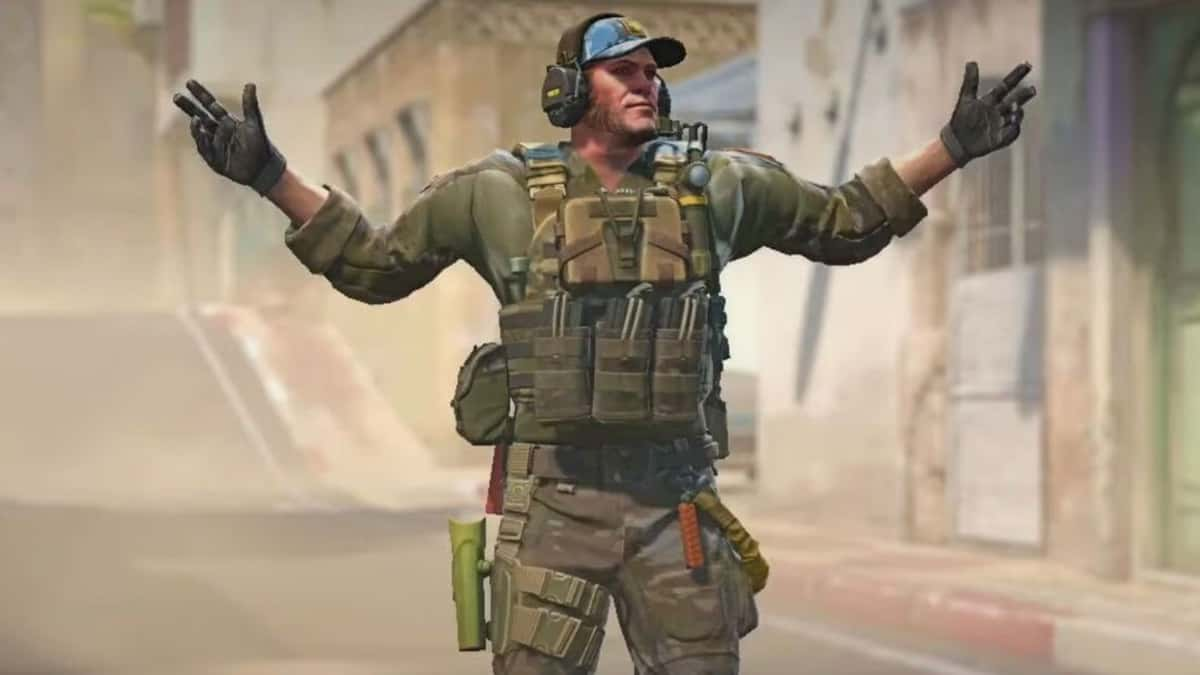 Counter-Strike 2 character holding arms aloft on Dust