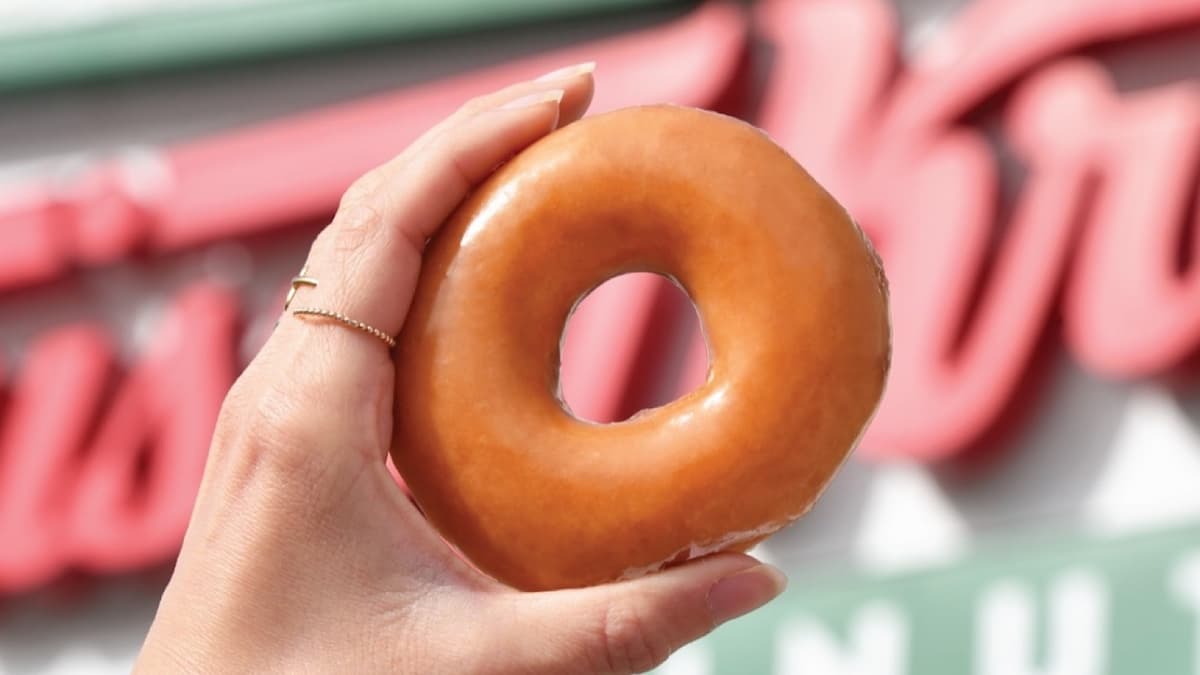 Krispy Kreme наконец-то приходит в McDonald’s и раздает бесплатные пончики, чтобы отпраздновать это событие.