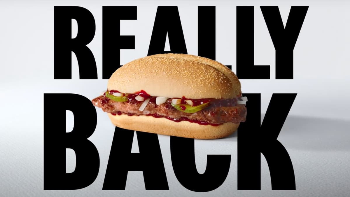 O McDonald's finalmente traz de volta o McRib, mas todos pensam o mesmo