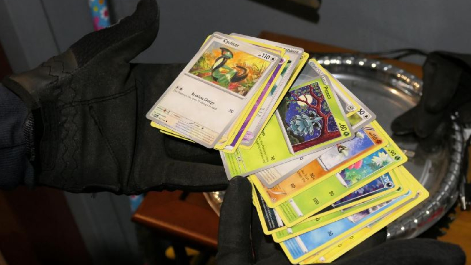 La policía descubre 100.000 dólares en tarjetas raras de Pokémon y MTG después de que ladrones robaron 18 carritos de golf