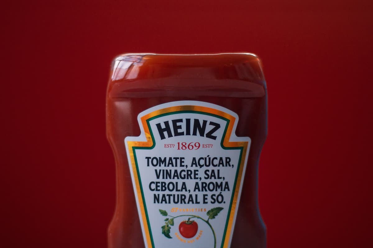 Garçonete confunde espectadores após revelar intensa fobia de ketchup