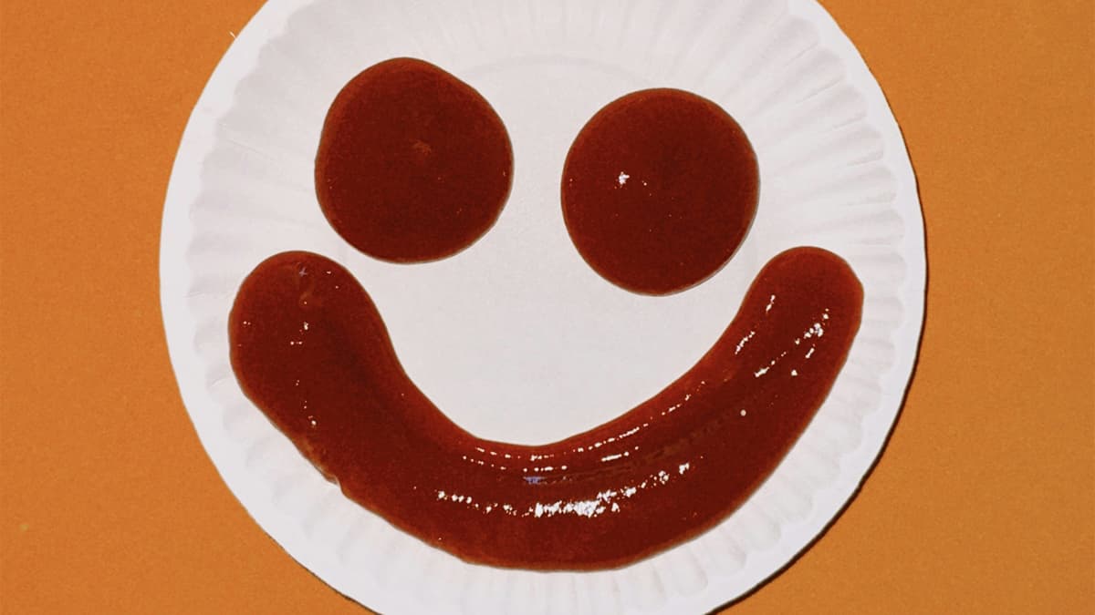 Garçonete confunde espectadores após revelar intensa fobia de ketchup