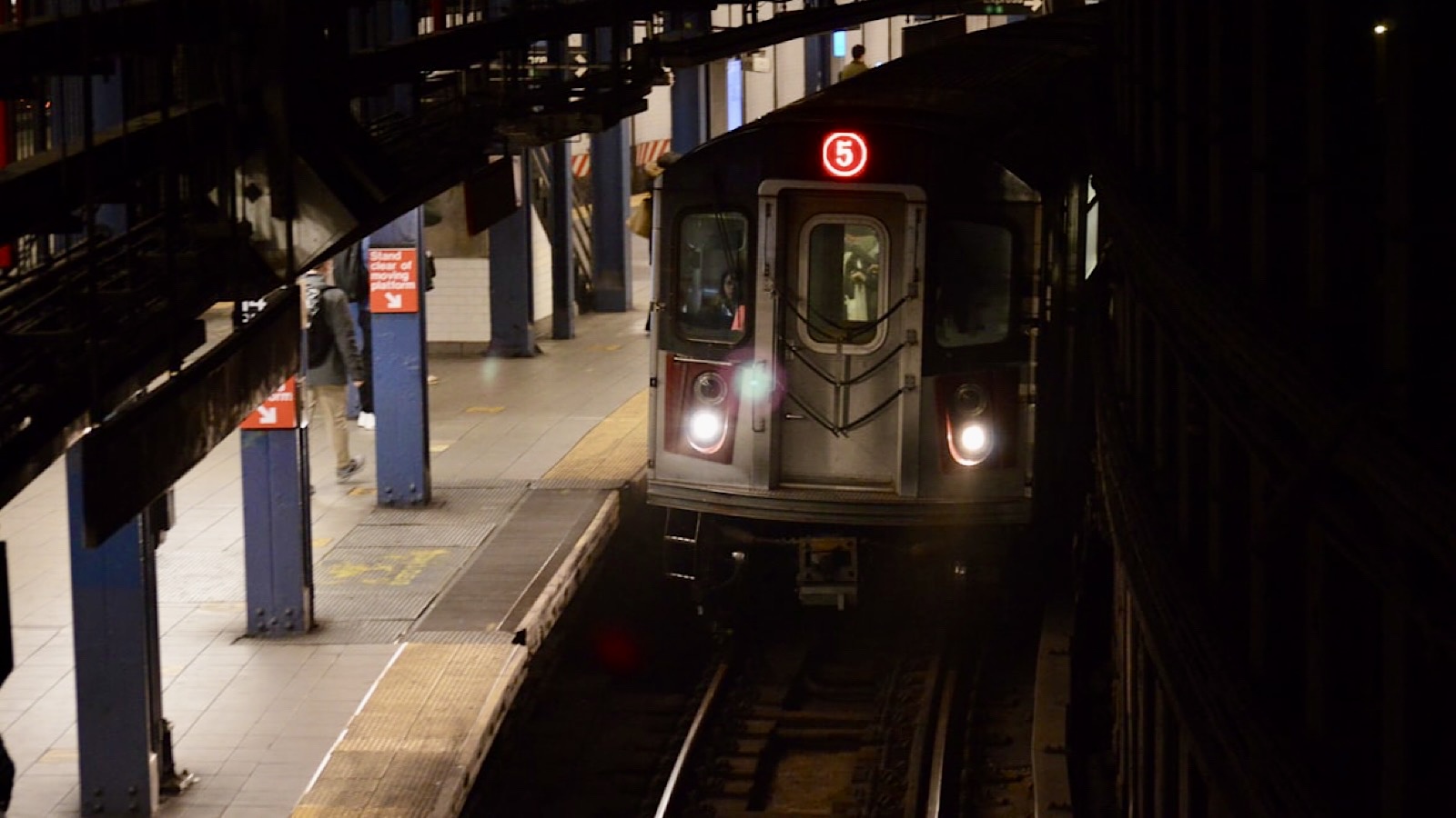 Adolescente muere tras intentar un desafío viral de surf en el metro