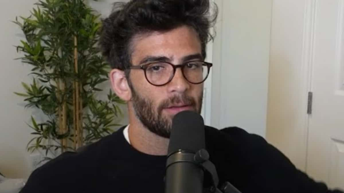 hasan in front of a plant while streaming on twitch