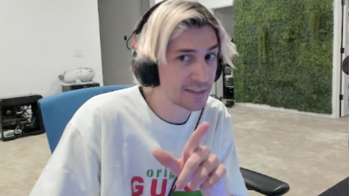 xQc pointing