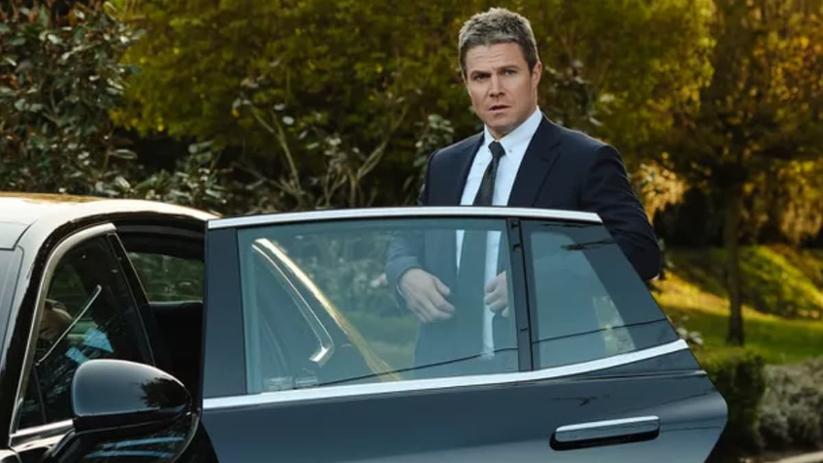 Stephen Amell getting into a car in Suits LA.