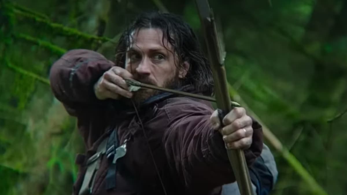 Aaron Taylor-Johnson with a bow and arrow in 28 Years Later.