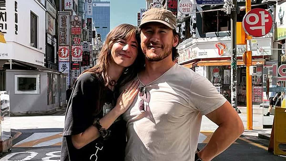 Markiplier poses for an affectionate photo with Amy Nelson.