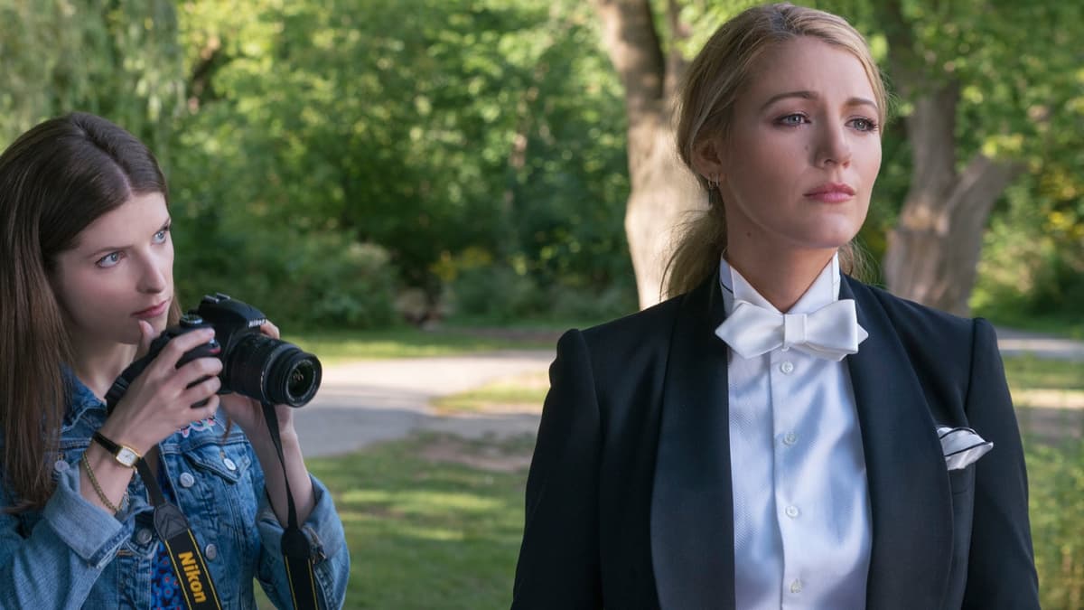 Anna Kendrick photographing Blake Lively in A Simple Favor.