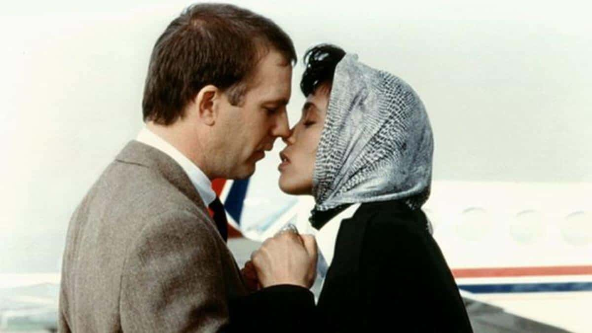 Kevin Costner and Whitney Houston kissing in The Bodyguard