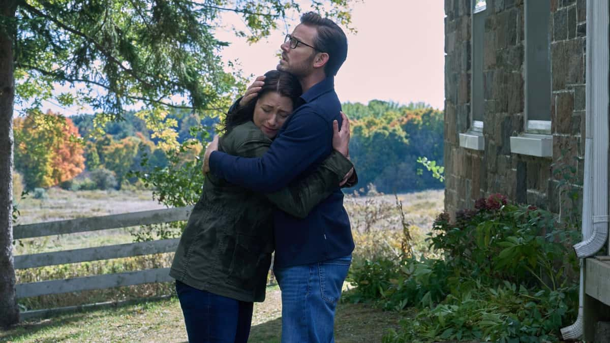 Kat and Elliot embrace in The Way Home Season 3